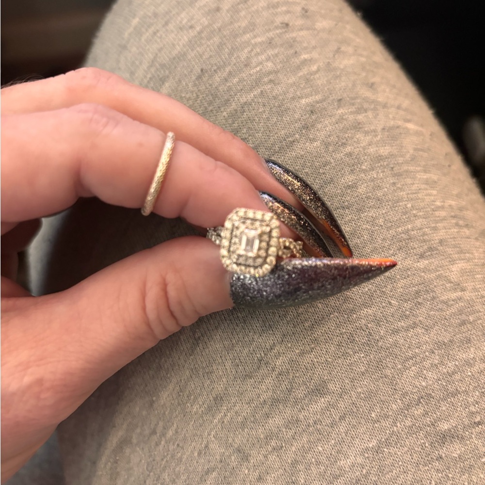 Diamond ring set in white gold (1ct total carat weight)